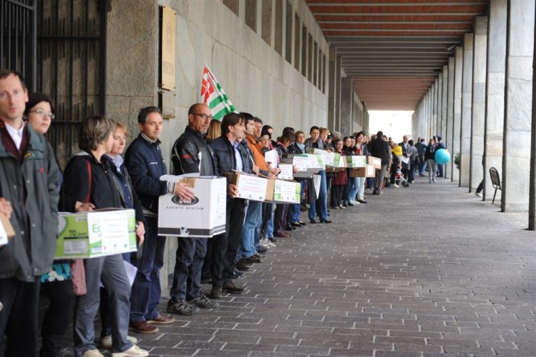 Le immagini della catena umana intorno alla Provincia di Asti