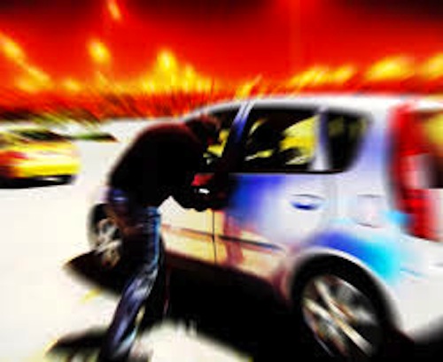 Fingono di aiutarlo e gli rubano l’auto: curioso furto ad Asti