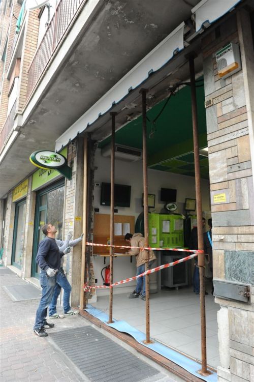 Spaccata in una tabaccheria di corso Felice Cavallotti