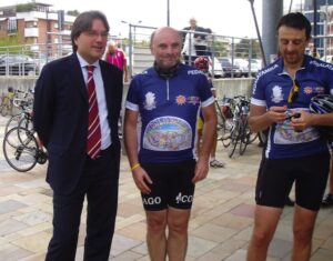 Pedalatamica: Fabrizio Brignolo accoglie i ciclisti all’arrivo – gallery