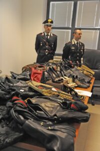 I carabinieri sequestrano borse e scarpe per 50 mila euro: nuovo “smacco” alla banda delle spaccate – gallery