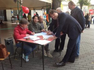 Referendum contro la modifica dell’articolo 18: ad Asti firma anche il sindaco – gallery