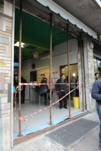 Spaccata in tabaccheria: la polizia cerca tracce sul furgone usato dai malviventi – gallery