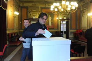 Il centrosinistra sceglie fra Bersani e Renzi