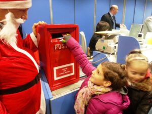 La tradizione delle letterine natalizie si sposa con il web: arriva il sito per i bambini sul mondo di Babbo Natale