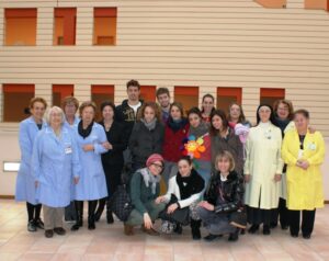 Come possiamo essere di aiuto agli altri? Tre classi del Liceo Monti imparano “sul campo” visitando i malati al Massaia – gallery