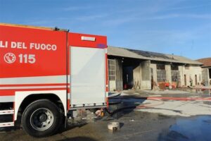 Le immagini dell’incendio alla Calcestruzzi Ghione – gallery
