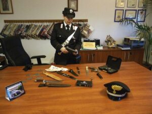 Aveva in casa un piccolo arsenale di armi: astigiano arrestato dai carabinieri