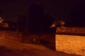Giorno della memoria. Scritta antisemita sul muro del cimitero ebraico di Asti