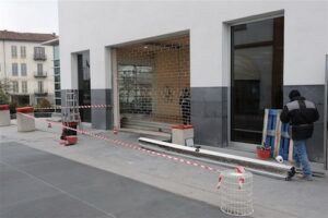 Banda delle spaccate porta via il bancomat dall’Esselunga di corso Torino