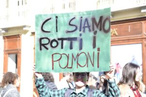 Asti, gli studenti scendono in piazza per il clima: la fotogallery – gallery
