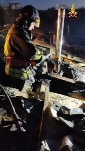 Vigili del fuoco impegnati per l’incendio di un tetto e un incidente stradale