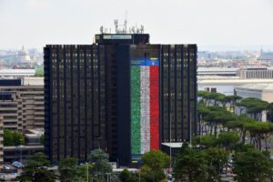 Poste Italiane, i volti di cinque dipendenti astigiani sulla super bandiera per tifare gli azzurri – gallery