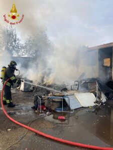 Asti, al campo nomadi di via Guerra va a fuoco una casetta – gallery