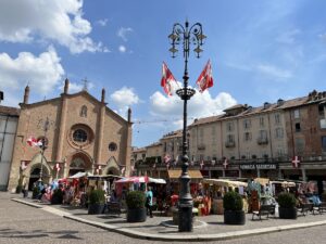 Asti, piazza San Secondo si tinge dei colori del Palio con il mercatino di borghi, rioni e Comuni – gallery