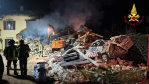 Esplosione di una cascina a Quarto: le immagini – gallery