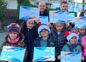 I bambini colorano la Balena Cometa per animare i presepi di Chiusano