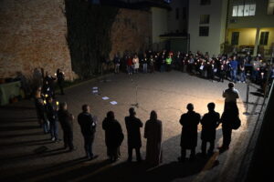 Fermare la strage, invertire la rotta: flash mob e preghiera ecumenica per le vittime di Cutro e del Mediterraneo – gallery