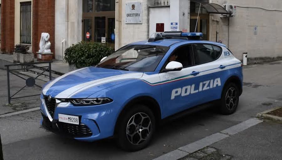 Due giovani fermati dalla polizia, anziani derubati da truffatori, messaggi telefonici come prova, immagine di approfondimento