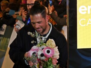 Sfilata di cantanti alla passerella dell’Ariston in vista della prima serata del Festival di Sanremo