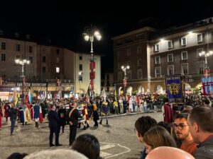 Il maestro Marco Aru svela i drappi del Palio 2026