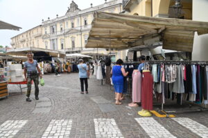 Nuovo mercato ambulante: banchi anche in piazza Libertà e Largo Saracco