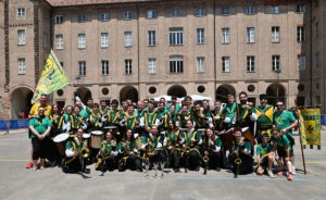 Lo spettacolo di sbandieratori e musici nel cortile del Seminario