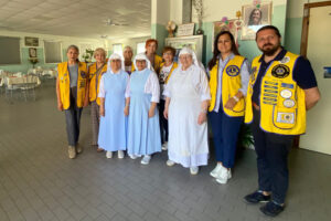 Tre momenti di servizio per chi ha più bisogno: il Lions Club Storici Artisti e Presepisti d’Asti, al fianco della comunità