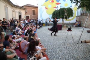 SaltinPiazza 2026 trasforma il teatro di strada in un racconto sugli “Equilibri Invisibili e l’Arte della Fragilità”