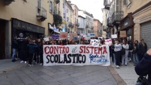 Sciopero degli studenti: meno soldi alle armi più alla scuola