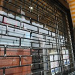 Costigliole spari contro bar del peso nella foto i segni dei colpi contro vetrina e serranda