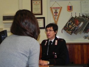 DONNA DENUNCIA STALKER A CARABINIERI