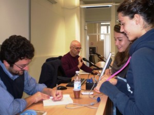 Alessandro Leogrande autografa i libri per due studentesse del Monti;