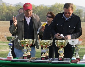  Il tavolo delle premiazioni  dell’edizione 2012 del “Som per il Brasile” con il Presidente del Som Italia, Ivano Maraschio e il Presidente del Golf Club Città di Asti Fabio Malfatto.