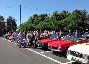 Splendide auto d'epoca davanti alla Certosa- asti, gazzetta d'asti