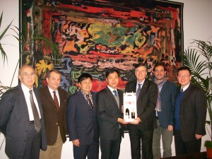 In foto, da sinistra. Giuseppe Bracciale, Giancarlo Valente, Zhu zihua, Zhao zhijun, Mario Sacco, Luca Mogliotti, Claudio Lu (traduttore)