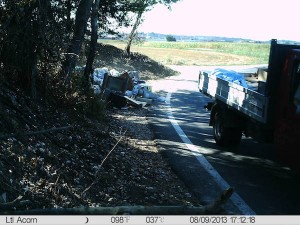 Nella foto: un automezzo scarica abusivamente i rifiuti a poca distanza dal Tanaro 