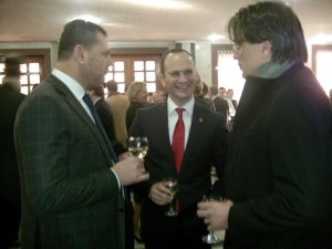Sindaco Brignolo con il deputato Tom Doshi (a sinistra) e il Ministro degli Esteri albanese Ditmir Bushati (al centro) a Tirana.