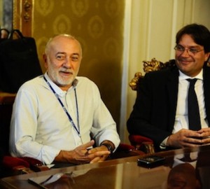 Giorgio Faletti con il sindaco Fabrizio Brignolo il giorno della nomina alla presidenza della Biblioteca Astense