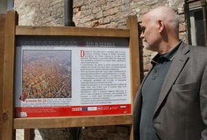 Mario Renosio e uno dei pannelli della mostra “Asti in guerra” allestita nel cortile di Palazzo Ottolenghi