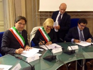  il momento della sottoscrizione del protocollo: al centro il presidente della Camera di Commercio di Alessandria Gian Paolo Coscia, con a sinistra il sindaco di Alessandria Rita Rossa e il sindaco di Asti Fabrizio