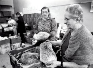 Nella foto: distribuzione di pane a Rocchetta quattro giorni dopo la piena 