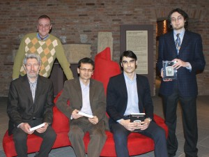 il vicepresidente Israt, Mauro Forno, con il curatore di “Asti contemporanea”, Ezio Claudio Pia, e alcuni autori delle ricerche pubblicate nell’ultimo numero 