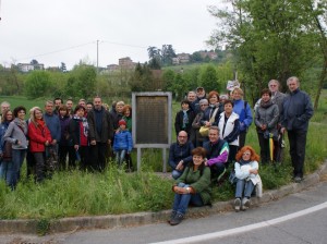 Nella foto: i 35 partecipanti alla passeggiata di Agliano Terme sul luogo della lapide che ricorda la   Repubblica partigiana dell’Alto Monferrato