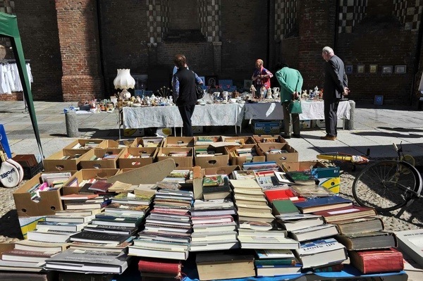 Una domenica tra antiquariato, libri e chincaglierie con il Mercà dij Busiard