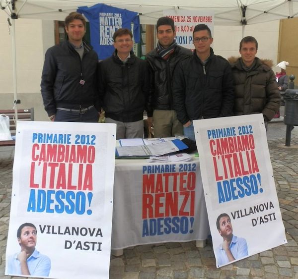 Stand informativo del comitato “Adesso per Matteo Renzi” di Villanova d’Asti