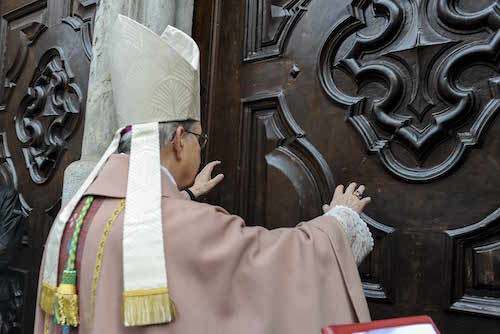 Il vescovo Ravinale apre la Porta Santa nella Cattedrale di Asti