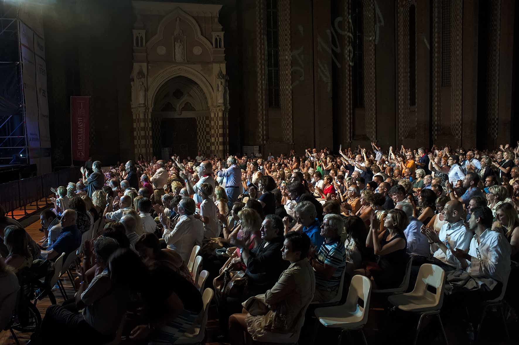 Ad Asti Musica il grande show di Renzo Arbore e dell’Orchestra Italiana