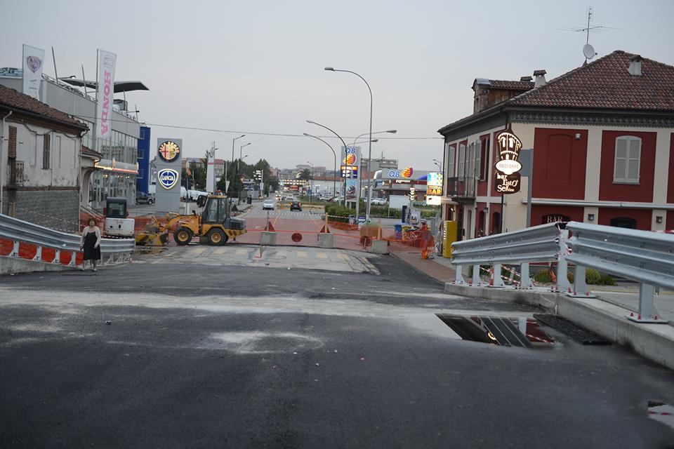 Riaprirà sabato a mezzogiorno corso Alessandria, ultimi ritocchi al ponte sul Versa: la fotogallery