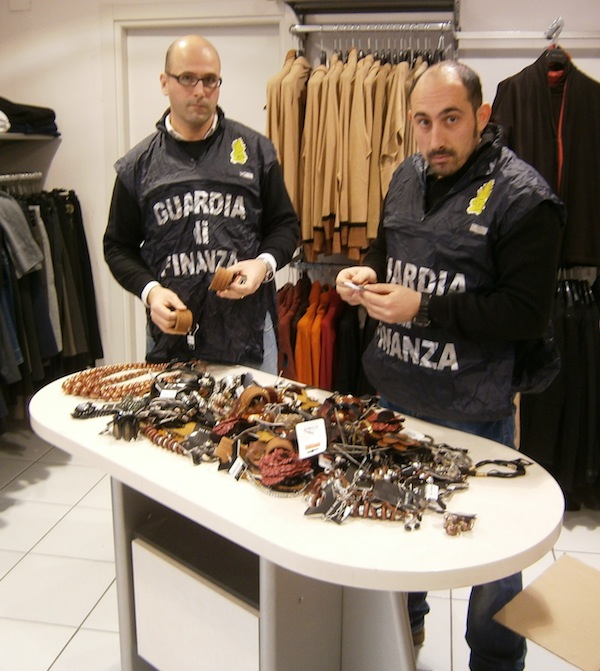 Le fiamme gialle sequestrano bigiotteria nei punti vendita astigiani di note società di moda